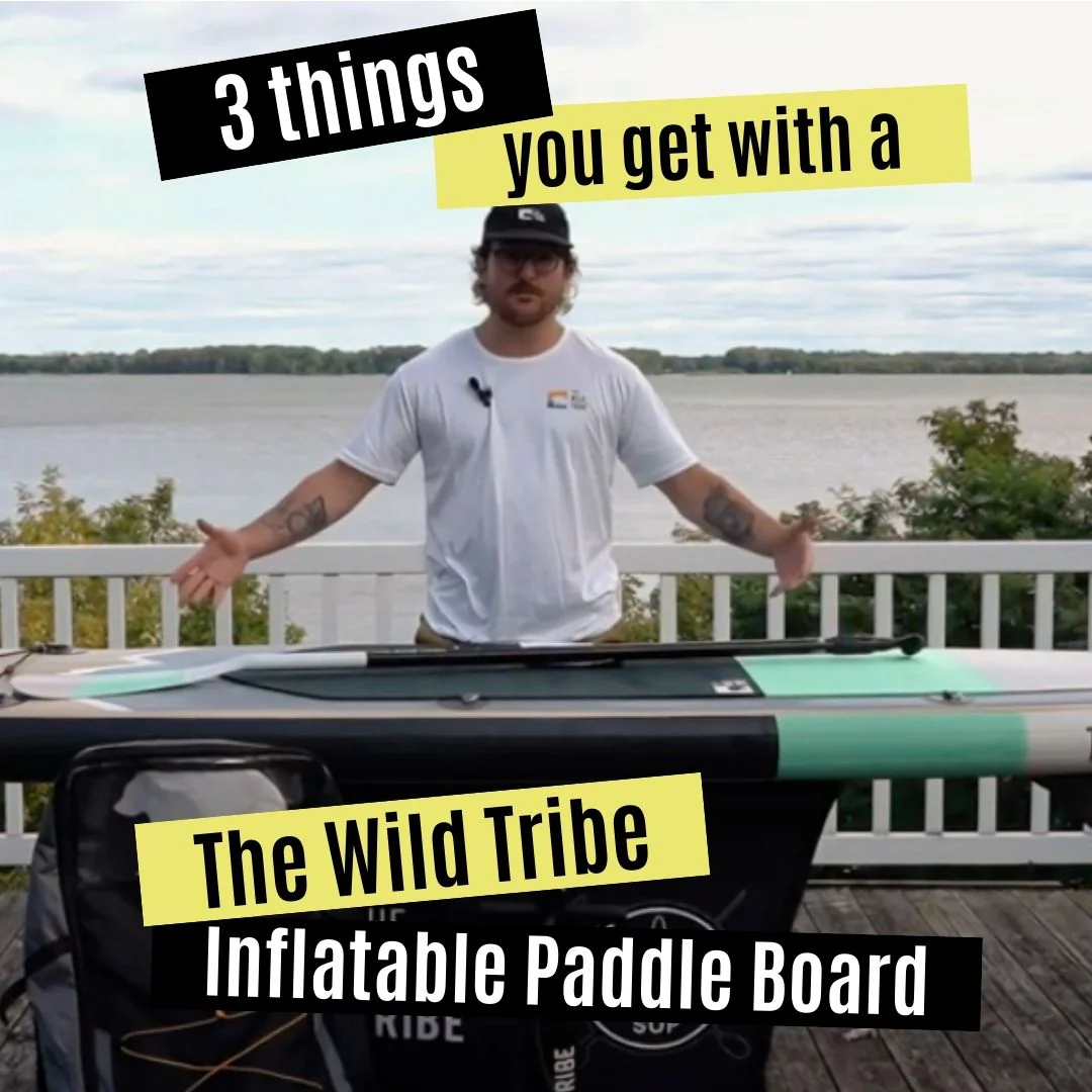 Planche à pagaie gonflable sur l'eau